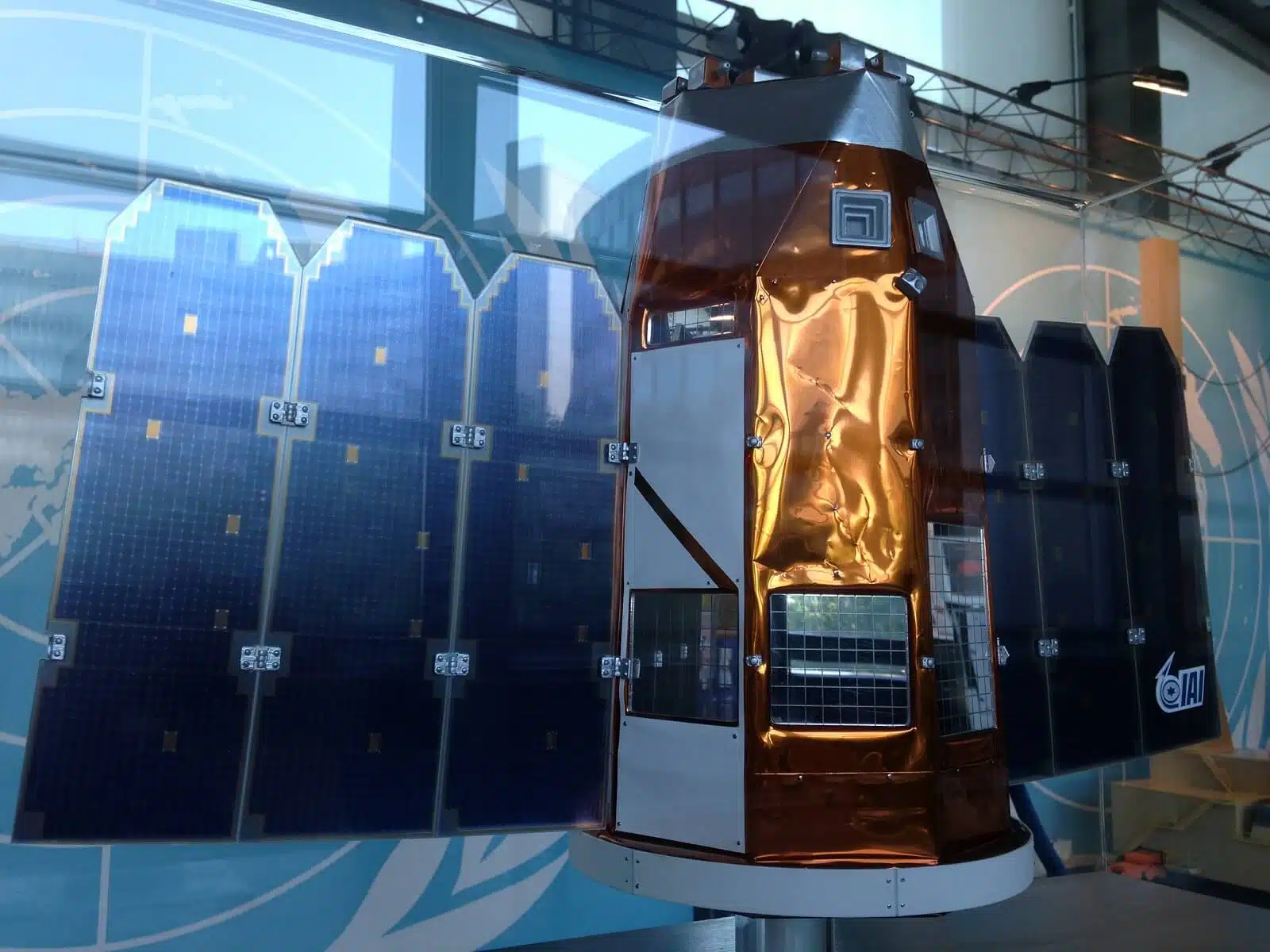 הדגם של הלוויין הישראלי אופסאט 2000 בתצוגה במטה האו"ם בוינה (צילום: משרד המדע, הטכנולוגיה והחלל)