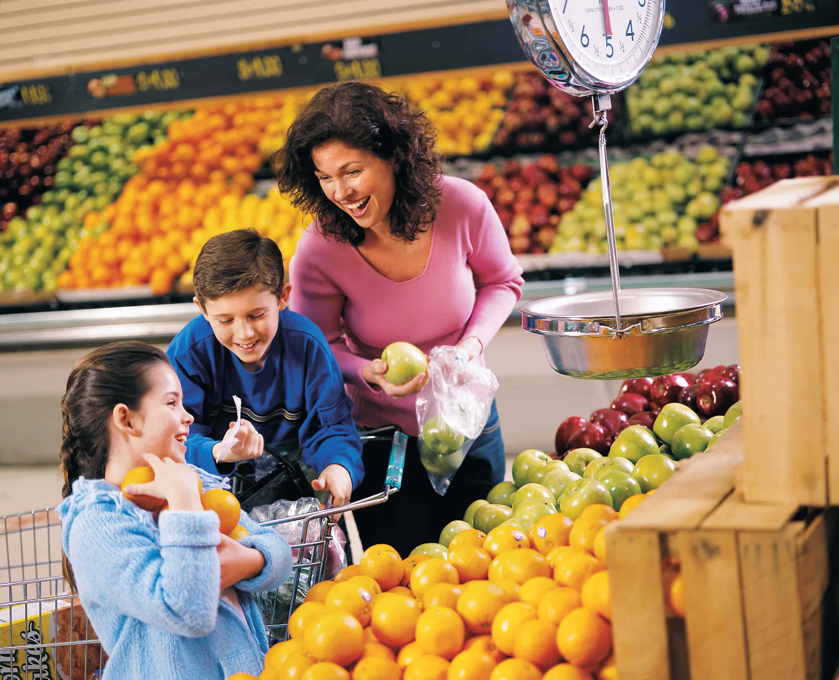 Фрукты в 7 месяцев. Магазин овощи фрукты. Семья на рынке. Семья в супермаркете. Рынок покупателя.