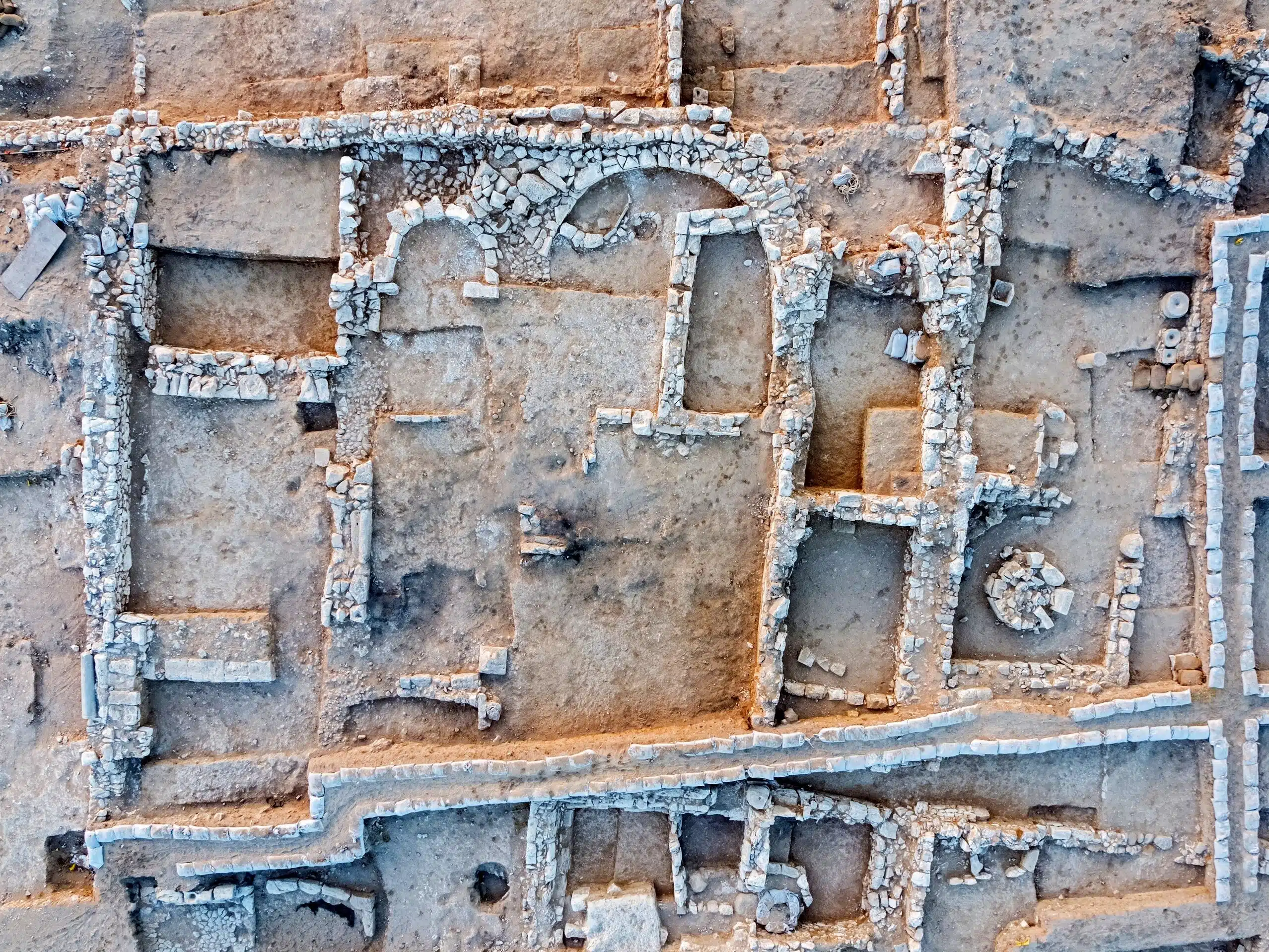 שרידי הכנסיה שהתגלו ברהט. צילום- אסף פרץ, רשות העתיקות