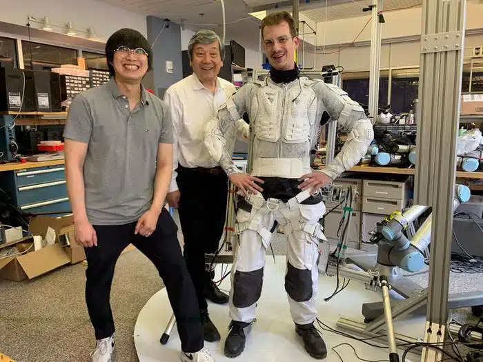 תמונה: SuperLimbs, מערכת גפיים רובוטיות לבישות שנבנתה על-ידי מהנדסי MIT. המערכת מיועדת לתמוך פיזית באסטרונאוטים ולהחזירם לעמידה לאחר נפילה, מה שעוזר להם לשמר אנרגיה למשימות חיוניות אחרות. בתמונה, משמאל לימין: סאנג-יופ לי, הארי אסדה, ואריק בלסטרוס.