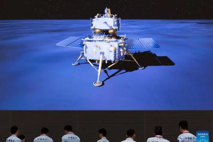 אנשי סוכנות החלל הסינית צופים בסימולציה בזמן אמת של נחיתת החללית צ'אנגה 6. צילום: שינחואה