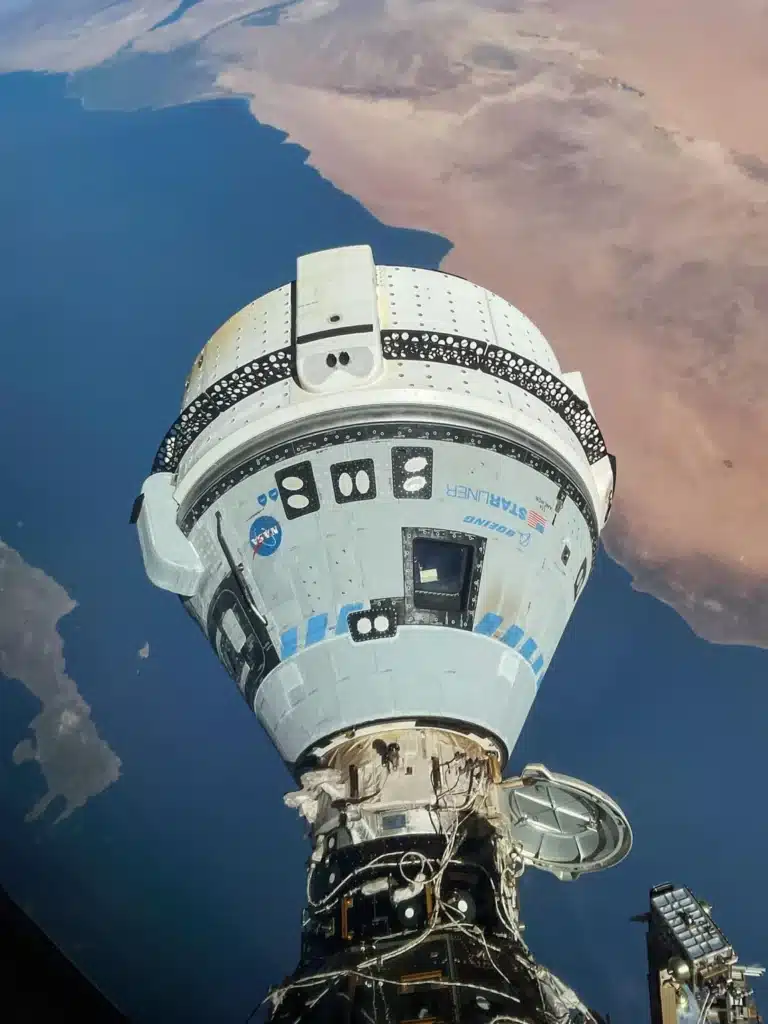 חללית הסטארלינר בצילום בניסוי הטיסה של צוות בואינג מעוגנת לנמל הקדמי של מודול "הרמוני" כאשר תחנת החלל הבינלאומית חגה 423 ק"מ מעל הים התיכון. קרדיט: נאס"א