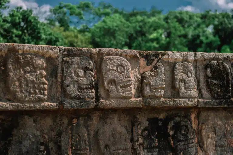 שרידי "קיר הגולגלות" במקדש המאיה בצ'יצ'ן איצה במקסיקו. המחשה: depositphotos.com