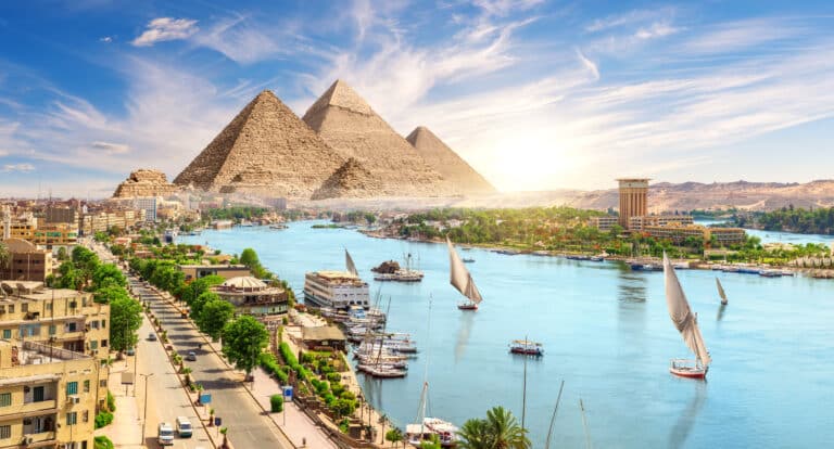 הנילוס והפירמידות של אסואן ברקע. המחשה: depositphotos.com