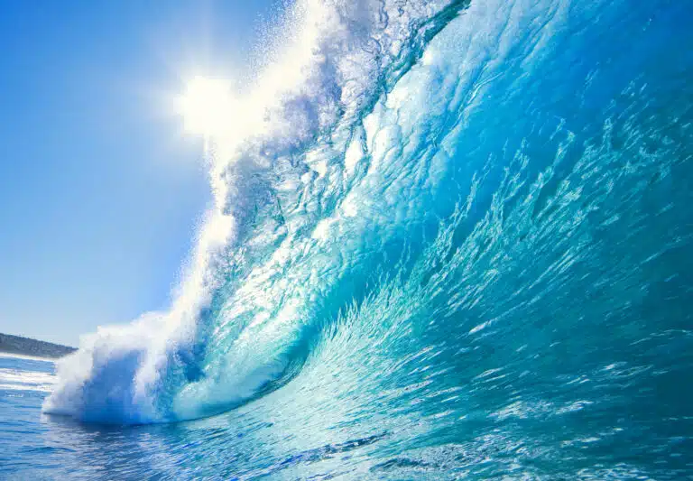גלים באוקיאנוס שמתחיל לסבול ממחסור בחמצן. המחשה: depositphotos.com