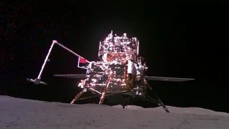 הדמיה של החללית צ'נג'ה 6 נוחתת על קרקע בצידו המרוחק של הירח (Image credit: CNSA)