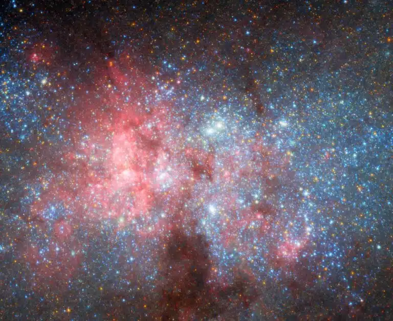 המצלמה המתקדמת לסקרים של האבל צילמה את התמונה המפורטת הזאת של הגלקסיה NGC 5253 באמצעות ערוץ הרזולוציה הגבוהה שלה, שפעל בין 2002 ו-2007. בתמונה מודגשים אזורים היווצרות הכוכבים הפעילים של הגלקסיה. קרדיט: ESA/Hubble & NASA, W. D. Vacca