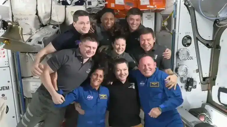 שבעת חברי צוות המשלחת ה-71 מצטלמים יחד עם שני חברי טיסת המבחן לצוות לתמונת צוות בתחנת החלל. בחזית משמאל, סוני ויליאמס, אולג קונוננקו, ובוץ' וילמור. בשורה השנייה משמאל, אלכסנדר גרבנקין, טרייסי ס. דייסון, ומייק באראט. בשורה האחרונה, ניקולאי צ'וב, ג'נט אפס, ומת'יו דומיניק. קרדיט: טלוויזיית נאס"א